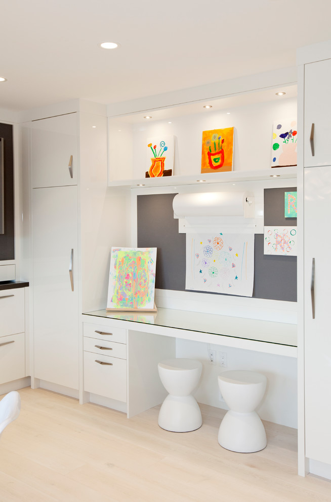 Foto de sala de manualidades contemporánea de tamaño medio con paredes blancas, suelo de madera clara, escritorio empotrado y suelo beige
