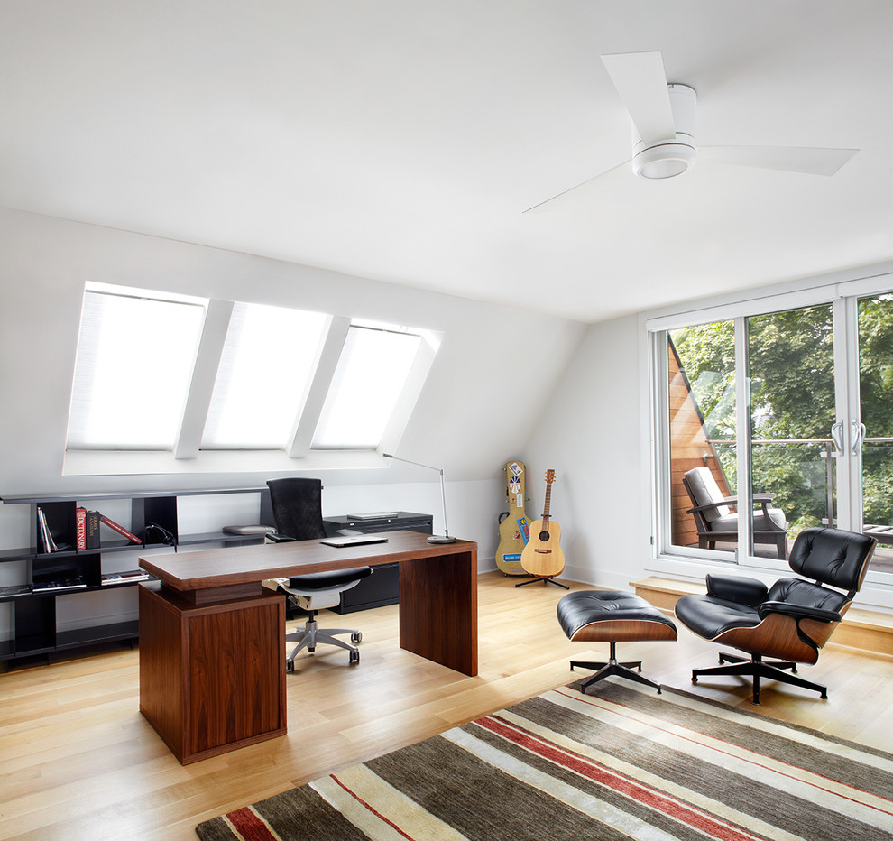 Modelo de despacho actual de tamaño medio sin chimenea con paredes blancas y escritorio independiente
