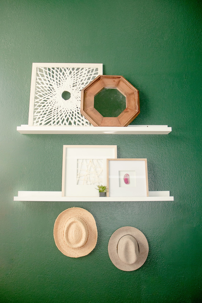 Foto på ett litet eklektiskt hemmastudio, med gröna väggar, heltäckningsmatta, ett fristående skrivbord och rosa golv