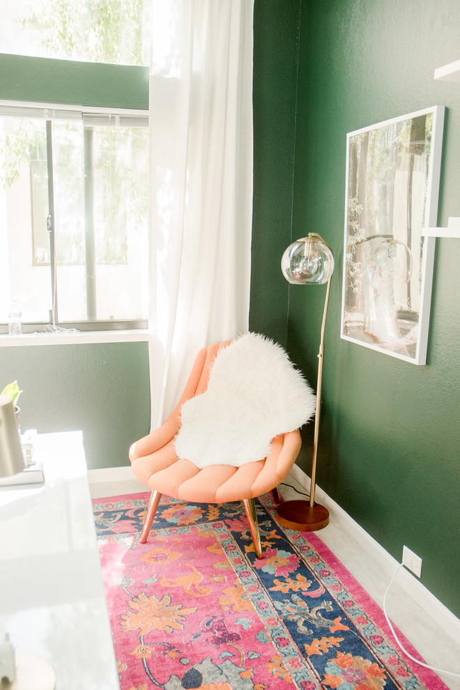 Cette photo montre un petit bureau éclectique de type studio avec un mur vert, moquette, un bureau indépendant et un sol rose.