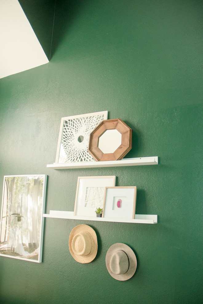 На фото: маленькая домашняя мастерская в стиле фьюжн с зелеными стенами, ковровым покрытием, отдельно стоящим рабочим столом и розовым полом для на участке и в саду с
