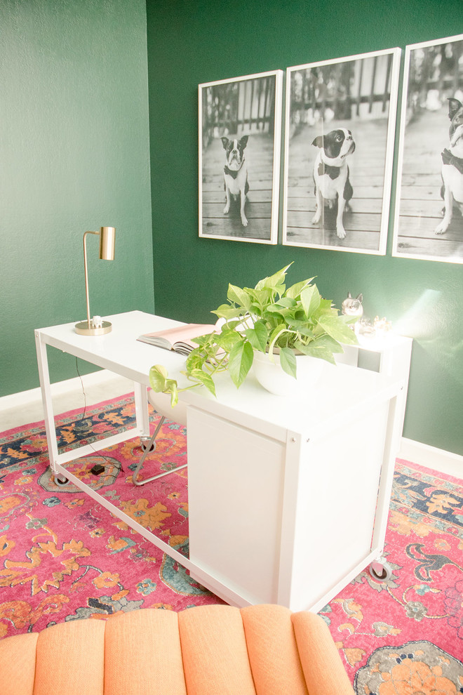 Пример оригинального дизайна: маленькая домашняя мастерская в стиле фьюжн с зелеными стенами, ковровым покрытием, отдельно стоящим рабочим столом и розовым полом для на участке и в саду