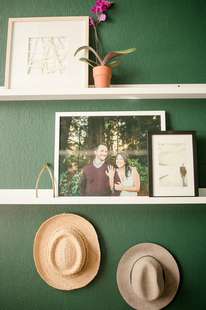 Kleines Stilmix Arbeitszimmer mit Studio, grüner Wandfarbe, Teppichboden, freistehendem Schreibtisch und rosa Boden in San Francisco