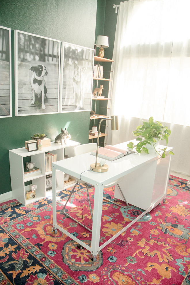 Idee per un piccolo atelier boho chic con pareti verdi, moquette, scrivania autoportante e pavimento rosa