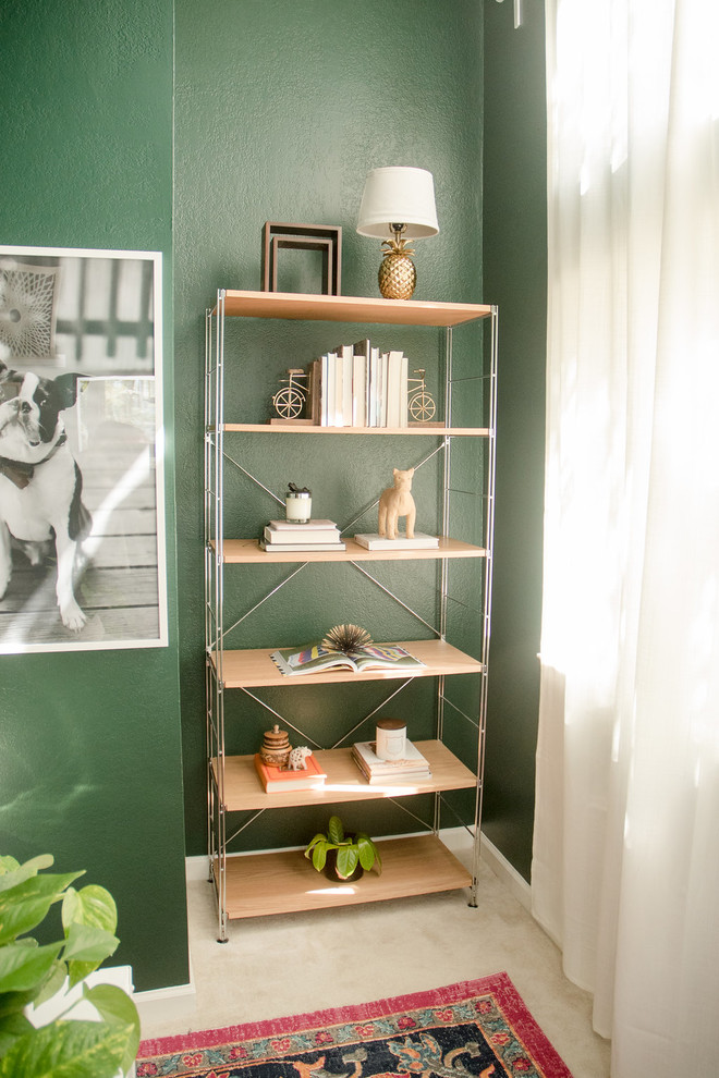 Inspiration för ett litet eklektiskt hemmastudio, med gröna väggar, heltäckningsmatta, ett fristående skrivbord och rosa golv