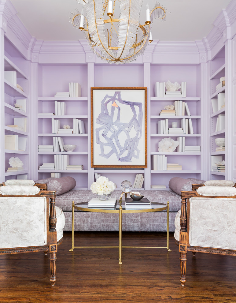 Idée de décoration pour un bureau design de taille moyenne avec une bibliothèque ou un coin lecture, un mur violet et un sol en bois brun.