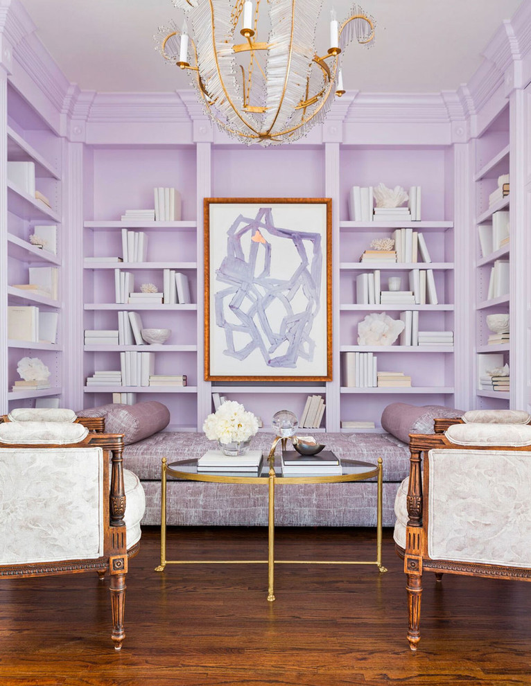 リトルロックにある小さなトラディショナルスタイルのおしゃれなホームオフィス・書斎 (ライブラリー、紫の壁、無垢フローリング、茶色い床) の写真