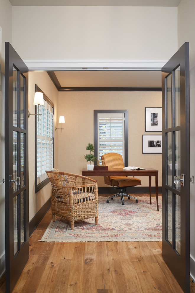Inspiration pour un grand bureau traditionnel avec un mur beige, un sol en bois brun, un bureau indépendant et un sol marron.