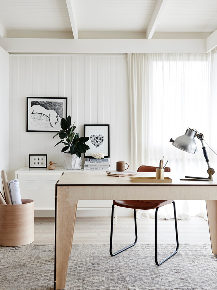 メルボルンにある北欧スタイルのおしゃれなホームオフィス・書斎の写真