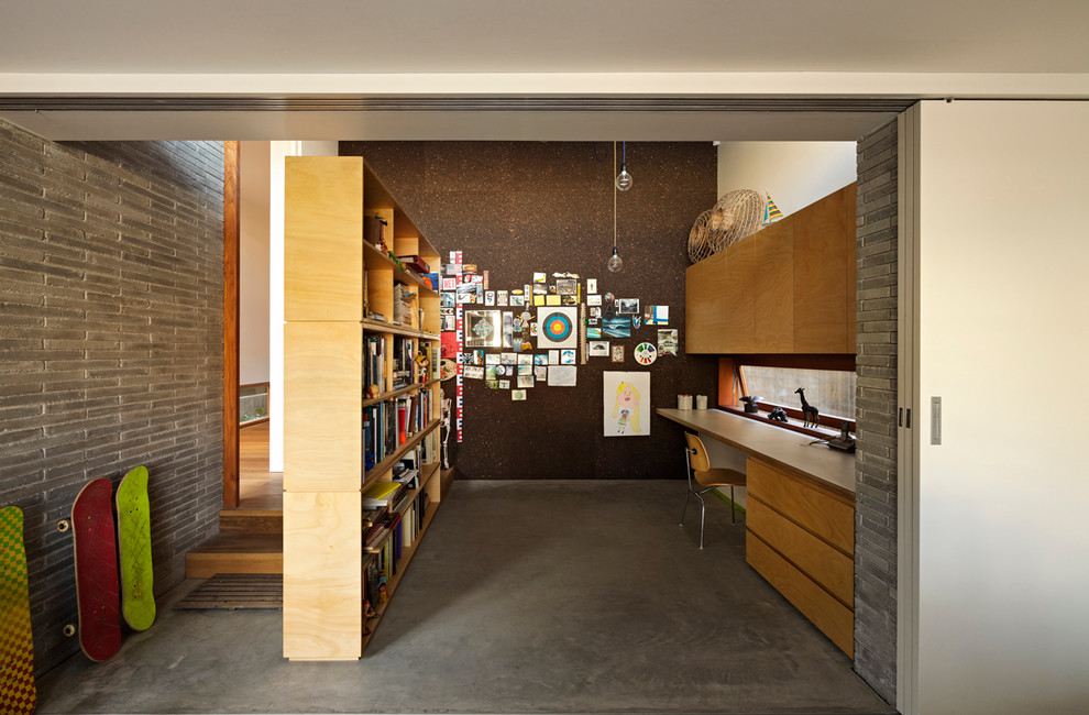 Mittelgroßes Modernes Arbeitszimmer ohne Kamin mit Studio, brauner Wandfarbe, Betonboden und Einbau-Schreibtisch in Sydney