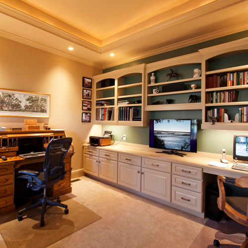 Foto de despacho clásico renovado con escritorio empotrado