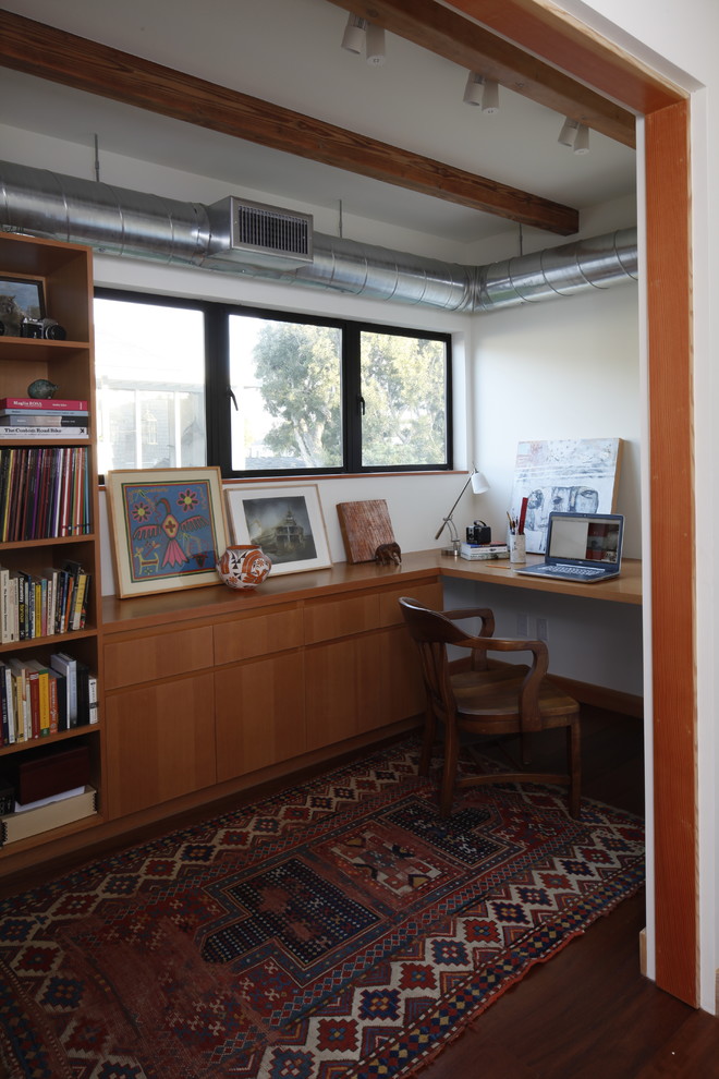 Esempio di un piccolo ufficio classico con pareti bianche, parquet scuro, nessun camino, scrivania incassata e pavimento marrone