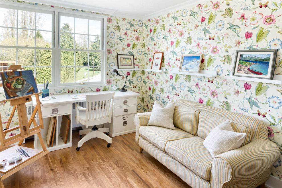 Foto di un atelier country con pareti multicolore, parquet chiaro, scrivania autoportante e pavimento marrone