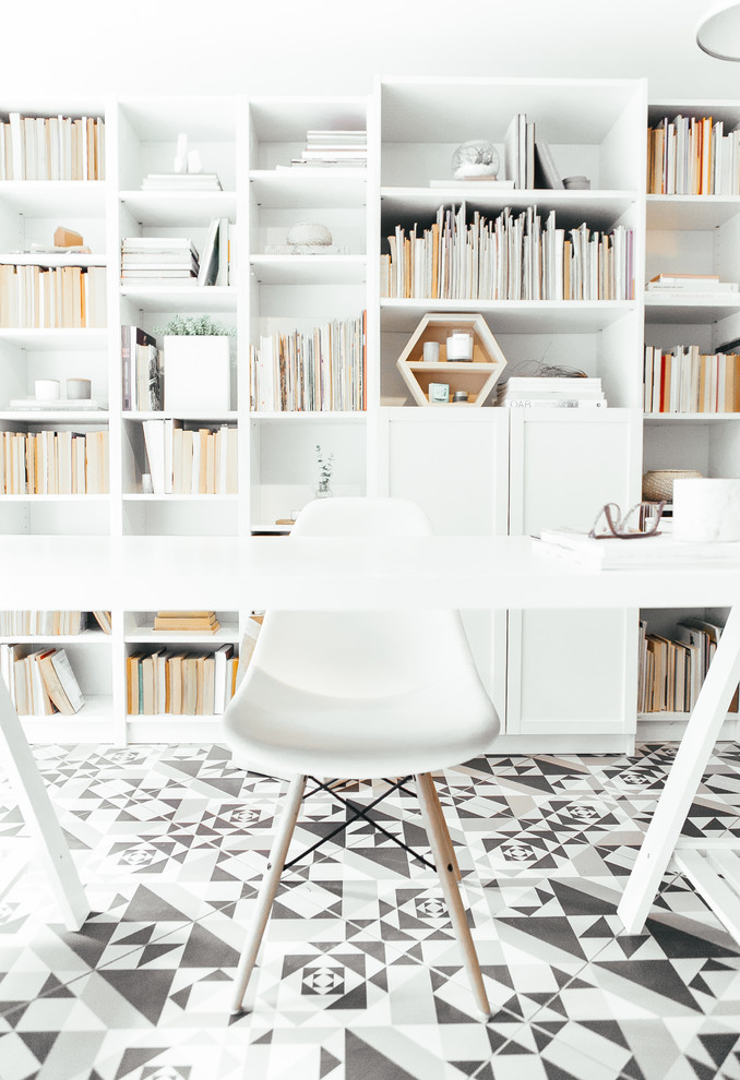 Inspiration för minimalistiska arbetsrum, med vita väggar, ett fristående skrivbord och flerfärgat golv