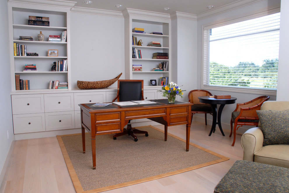 Foto di un grande ufficio american style con pareti bianche, parquet chiaro, nessun camino e scrivania autoportante
