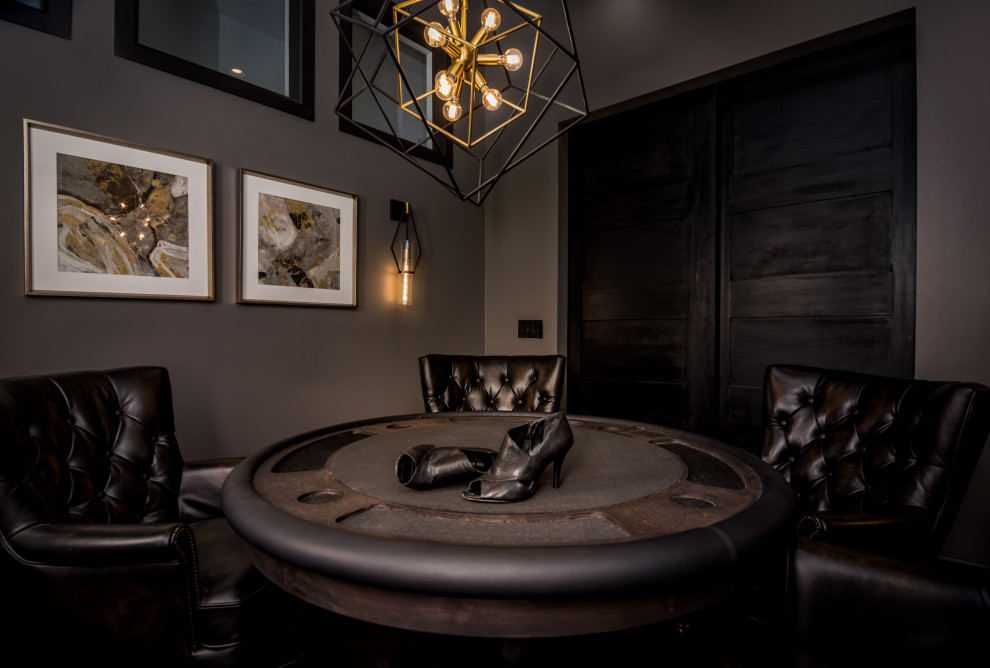 Ejemplo de despacho actual pequeño con paredes grises, suelo de madera oscura y suelo marrón