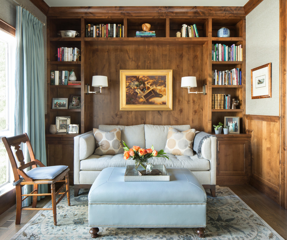 Inspiration pour un bureau traditionnel avec une bibliothèque ou un coin lecture, un mur gris et parquet foncé.