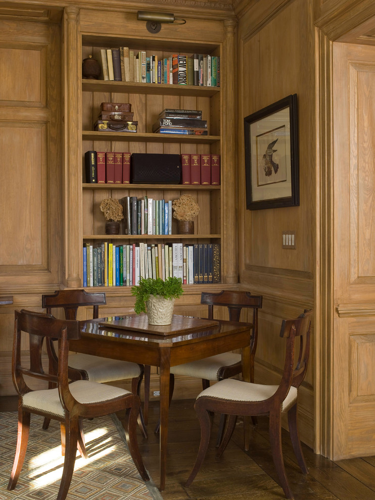 Cette photo montre un grand bureau chic avec un mur marron, un sol en bois brun et un bureau indépendant.