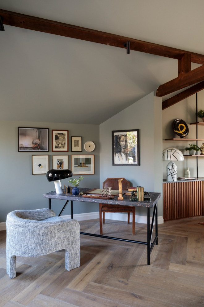 Inspiration pour un bureau design avec un mur gris, un sol en bois brun, un bureau indépendant, un sol marron et un plafond voûté.
