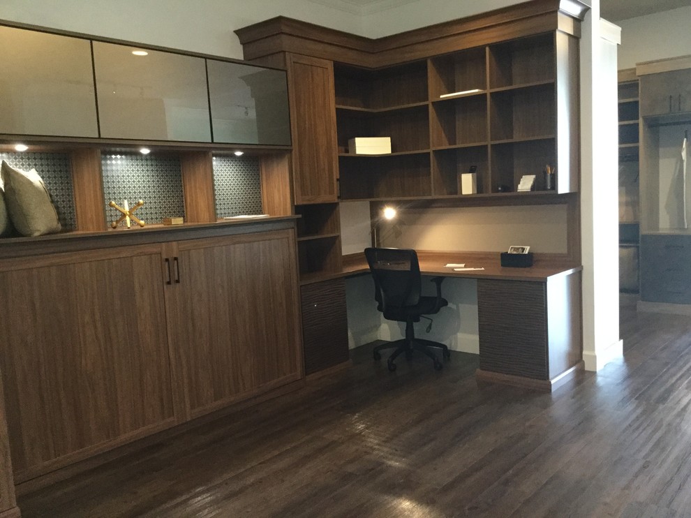 На фото: кабинет среднего размера в классическом стиле с встроенным рабочим столом, бежевыми стенами и темным паркетным полом без камина