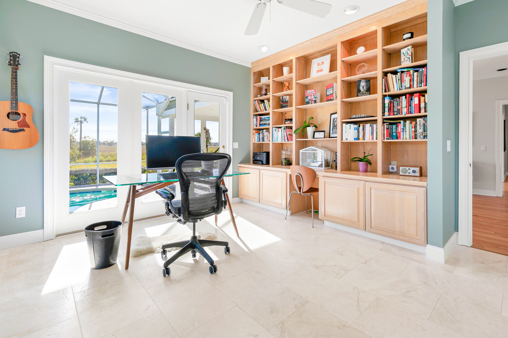 Mittelgroßes Skandinavisches Lesezimmer mit grüner Wandfarbe, Marmorboden, freistehendem Schreibtisch und beigem Boden in Jacksonville
