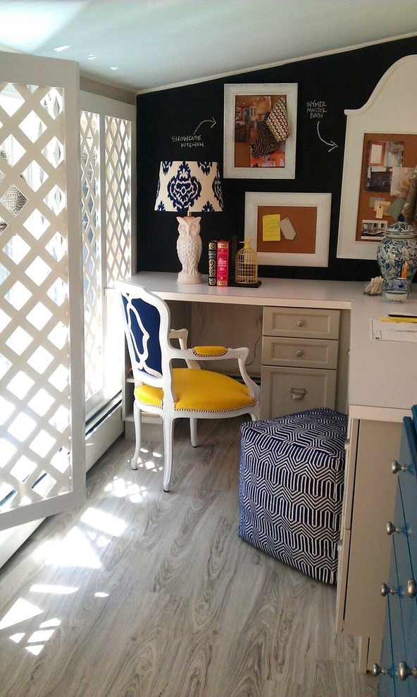 Exemple d'un petit bureau éclectique de type studio avec un mur gris, un bureau intégré et parquet clair.