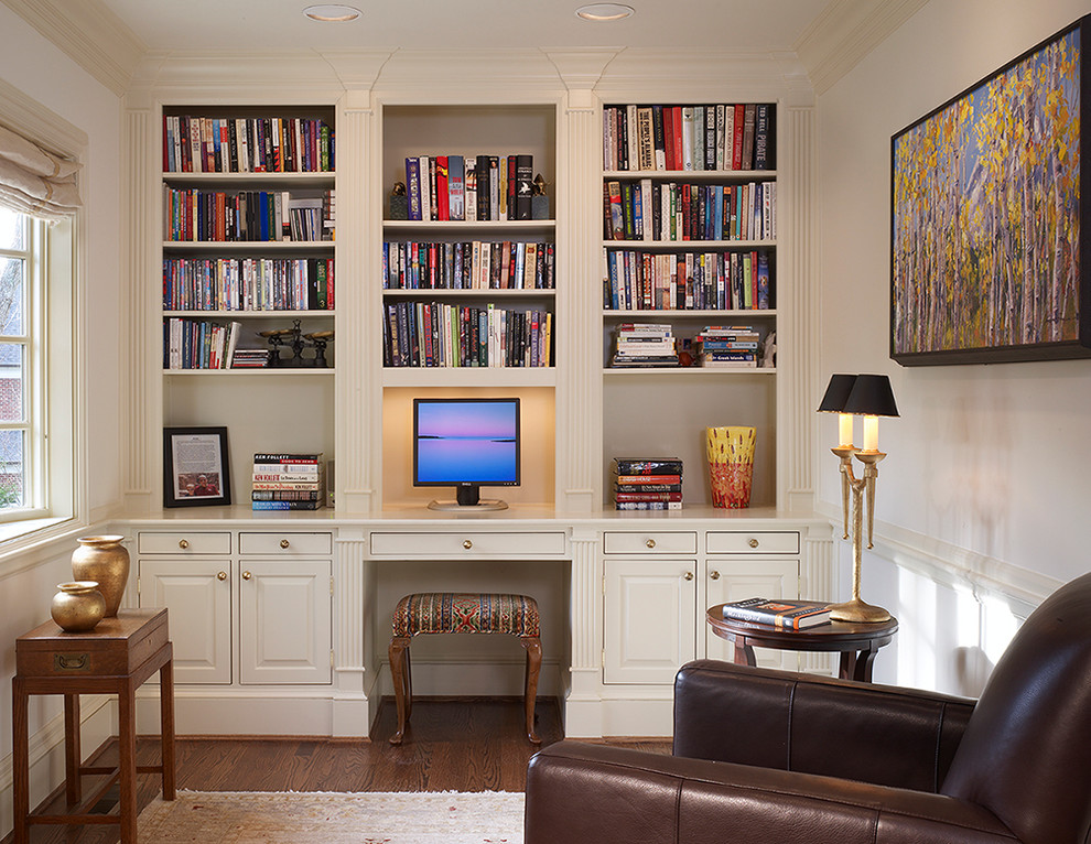 ワシントンD.C.にあるお手頃価格の小さなトラディショナルスタイルのおしゃれな書斎 (ベージュの壁、濃色無垢フローリング、暖炉なし、造り付け机) の写真
