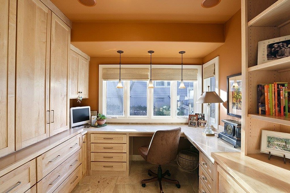 Пример оригинального дизайна: рабочее место среднего размера с оранжевыми стенами, полом из керамогранита и встроенным рабочим столом