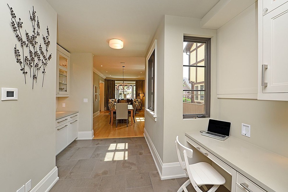 Пример оригинального дизайна: рабочее место среднего размера в стиле модернизм с серыми стенами, полом из сланца и встроенным рабочим столом без камина