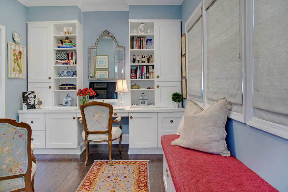 Home office - small eclectic home office idea in New York