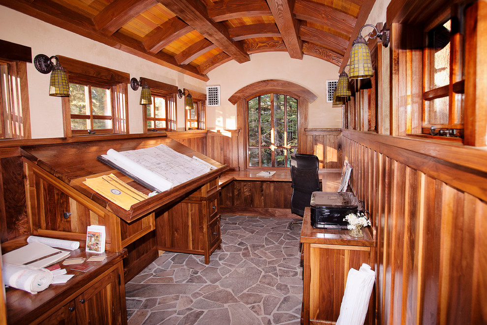 サクラメントにあるトラディショナルスタイルのおしゃれなホームオフィス・書斎 (造り付け机) の写真