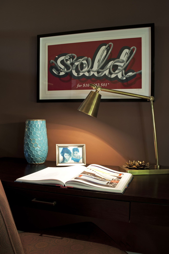 Idéer för ett mellanstort modernt arbetsrum, med bruna väggar, mellanmörkt trägolv och ett fristående skrivbord