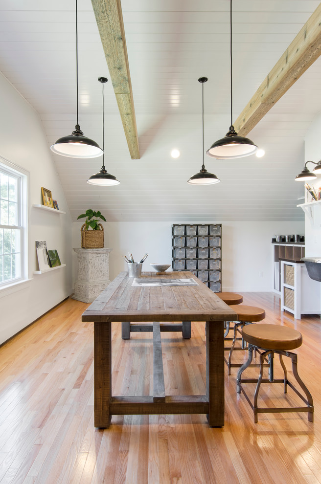 Foto de estudio campestre grande sin chimenea con paredes blancas, suelo de madera en tonos medios y escritorio independiente