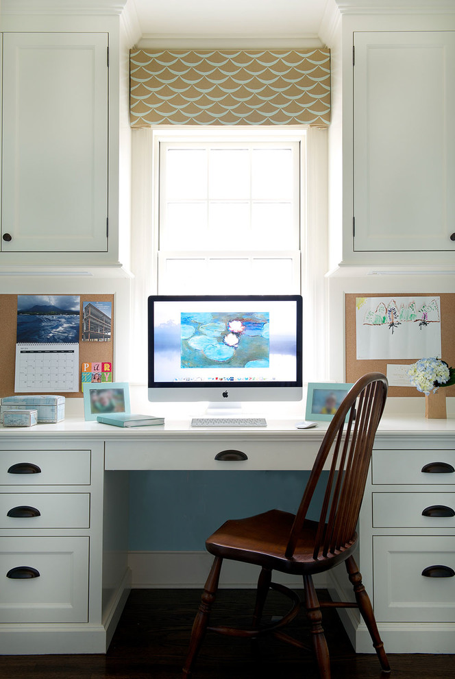 На фото: кабинет в классическом стиле с встроенным рабочим столом
