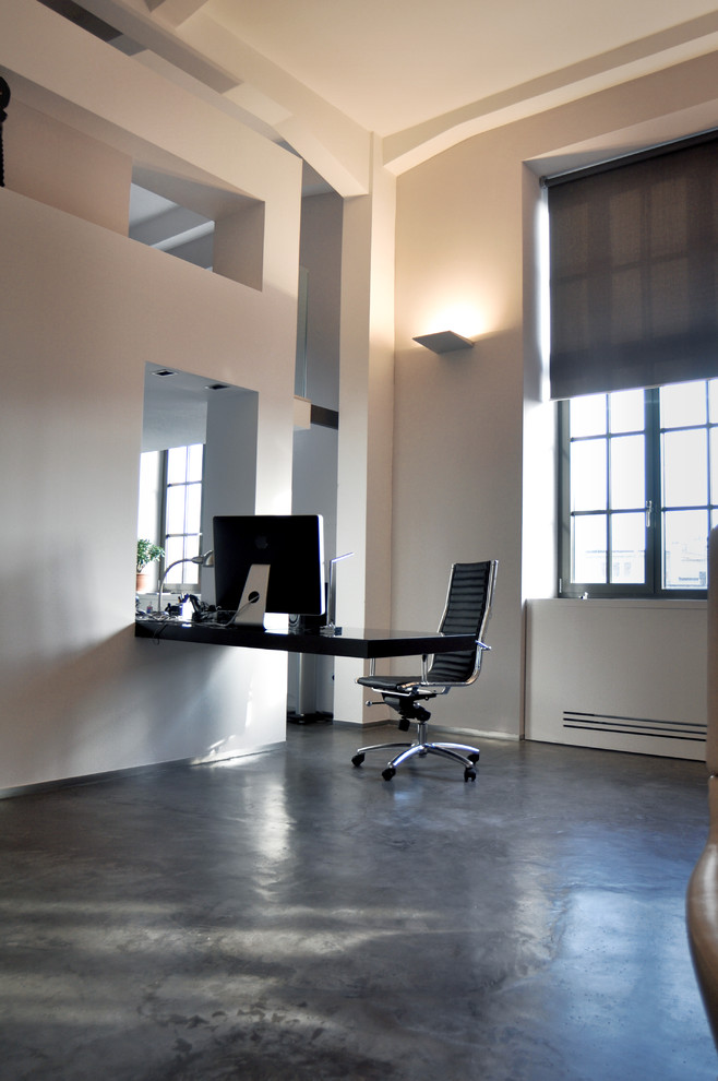 Ejemplo de despacho actual con paredes blancas