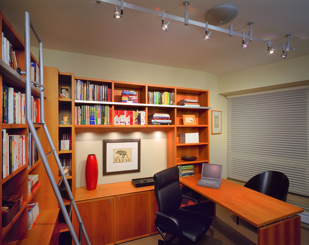 Inspiration för ett litet vintage arbetsrum, med ett inbyggt skrivbord, ett bibliotek, beige väggar och beiget golv