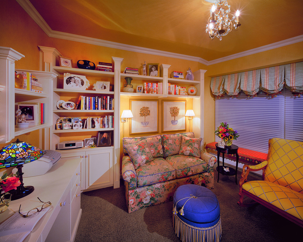 Foto de despacho tradicional de tamaño medio sin chimenea con paredes amarillas, moqueta, escritorio empotrado y suelo gris
