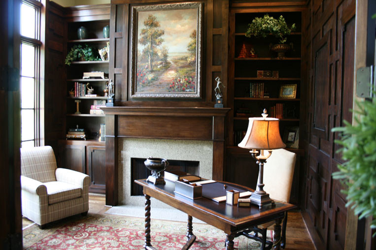 Exemple d'un bureau chic de taille moyenne avec un mur marron, un sol en bois brun, une cheminée standard, un bureau indépendant et un manteau de cheminée en carrelage.