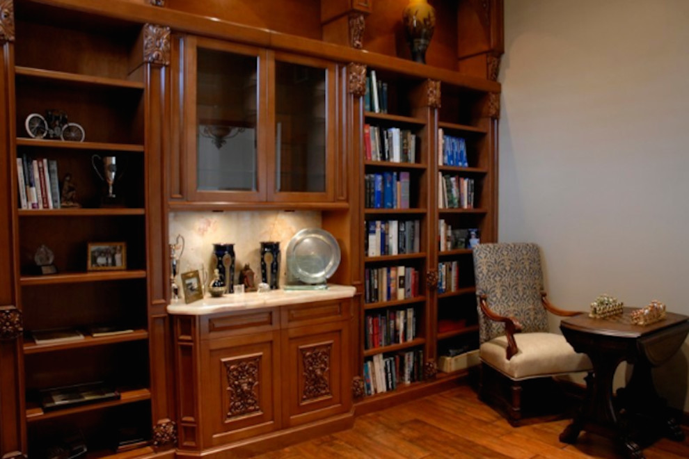 Inspiration för ett mellanstort amerikanskt hemmabibliotek, med vita väggar och mellanmörkt trägolv