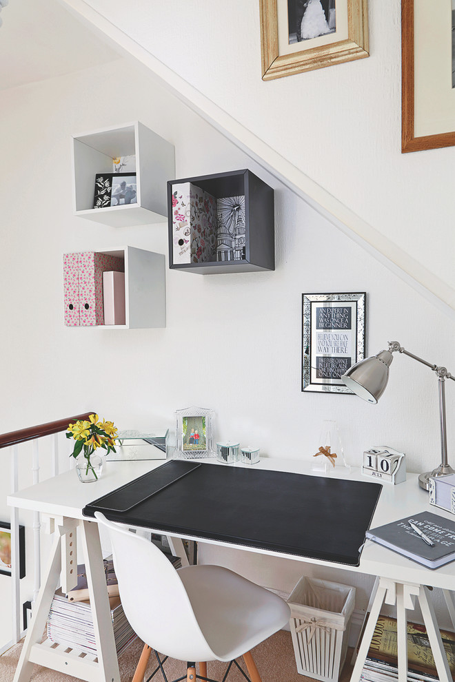 Immagine di un piccolo studio contemporaneo con pareti bianche, moquette, scrivania autoportante e nessun camino