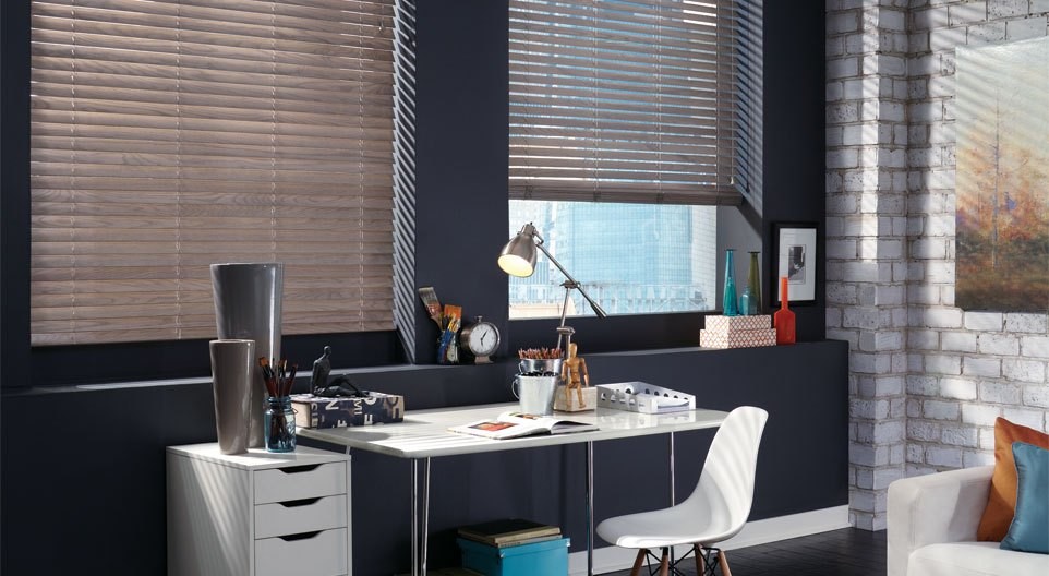 Источник вдохновения для домашнего уюта: рабочее место среднего размера в стиле ретро с серыми стенами, темным паркетным полом, отдельно стоящим рабочим столом и коричневым полом без камина