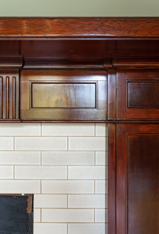 Mittelgroßes Klassisches Lesezimmer mit grüner Wandfarbe, hellem Holzboden, Kamin, Kaminumrandung aus Backstein, braunem Boden und Holzwänden in Portland