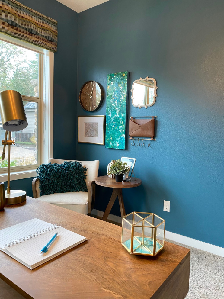 Стильный дизайн: кабинет среднего размера в стиле неоклассика (современная классика) с синими стенами, ковровым покрытием, отдельно стоящим рабочим столом, бежевым полом и обоями на стенах - последний тренд