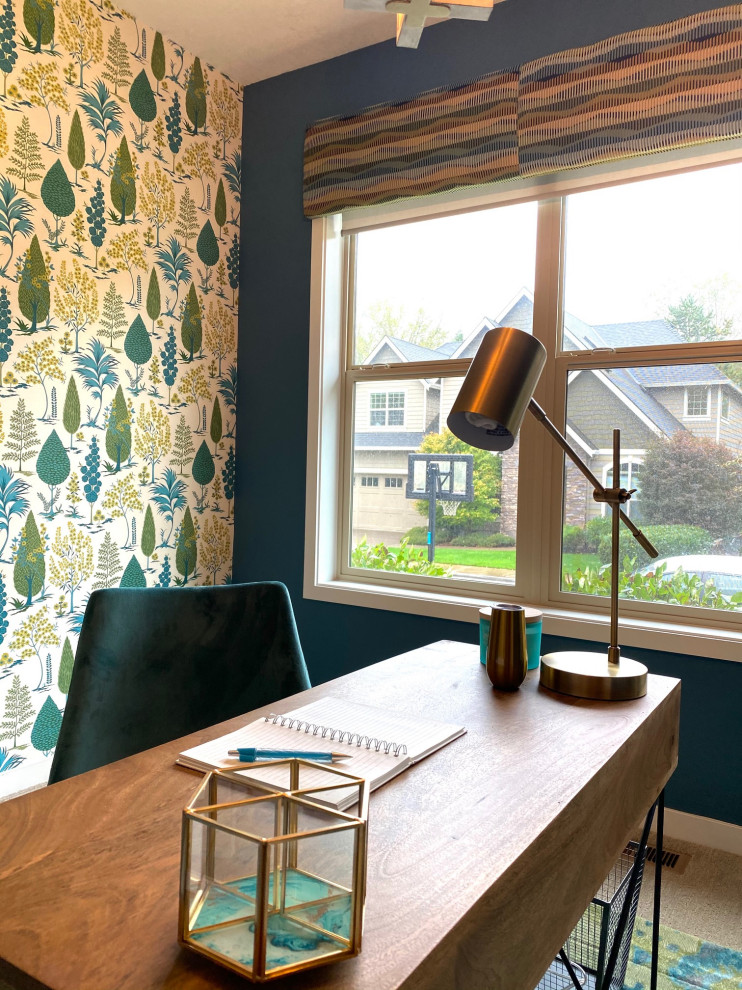 Idéer för att renovera ett mellanstort vintage arbetsrum, med blå väggar, heltäckningsmatta, ett fristående skrivbord och beiget golv