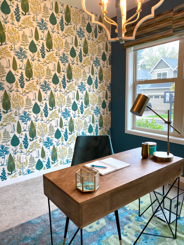 Mittelgroßes Klassisches Arbeitszimmer mit blauer Wandfarbe, Teppichboden, freistehendem Schreibtisch, beigem Boden und Tapetenwänden in Portland