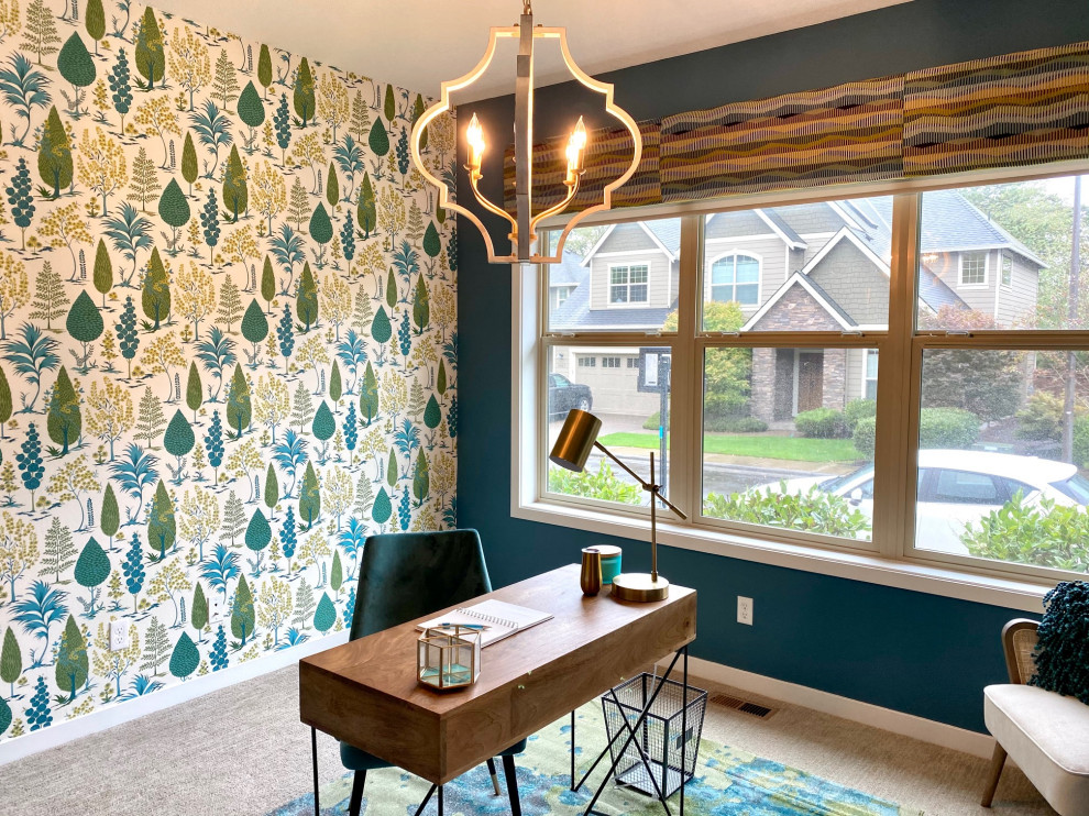 Aménagement d'un bureau classique de taille moyenne avec un mur bleu, moquette, un bureau indépendant, un sol beige et du papier peint.
