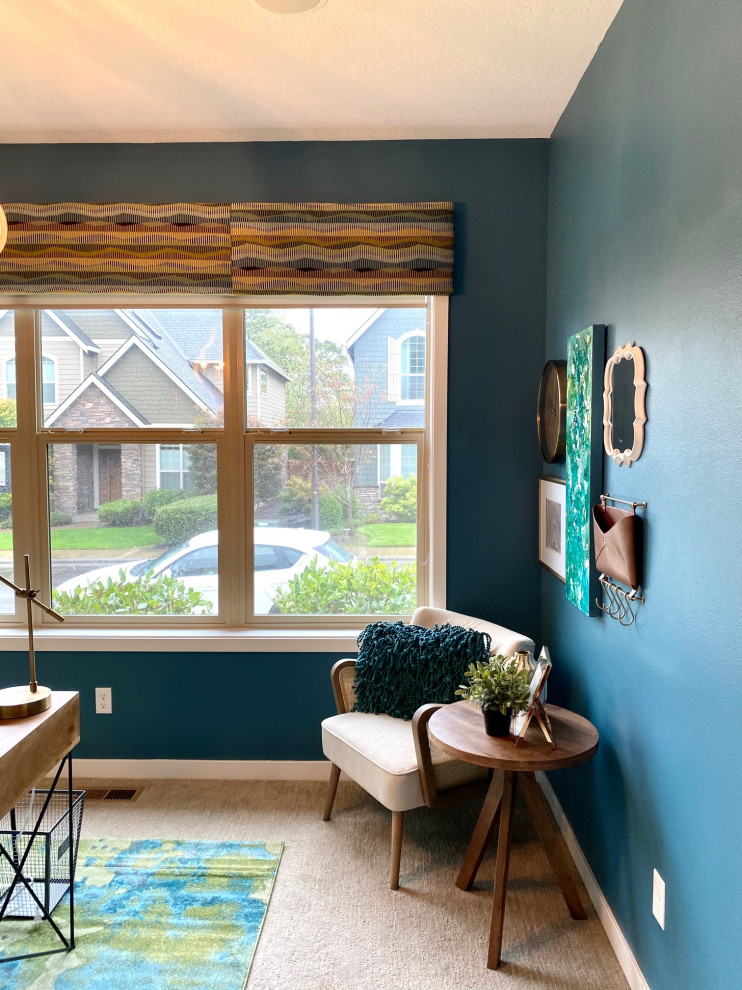 На фото: кабинет среднего размера в стиле неоклассика (современная классика) с синими стенами, ковровым покрытием, отдельно стоящим рабочим столом, бежевым полом и обоями на стенах