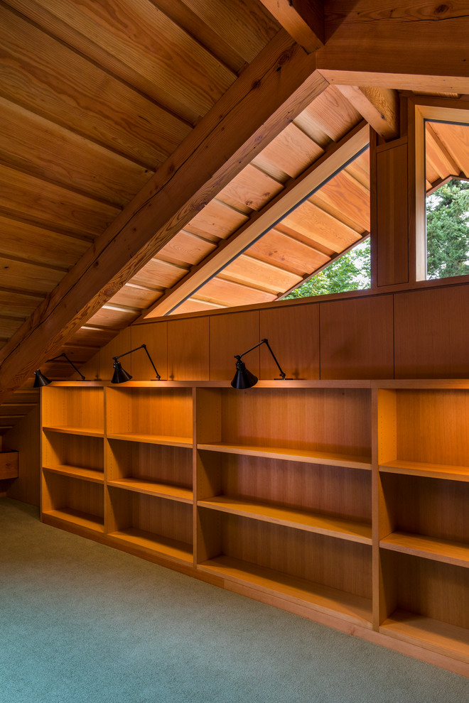 Свежая идея для дизайна: домашняя библиотека среднего размера в стиле рустика с коричневыми стенами, ковровым покрытием и зеленым полом без камина - отличное фото интерьера