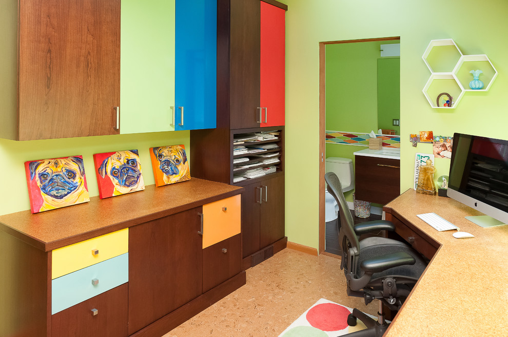 Imagen de despacho retro pequeño con paredes verdes, suelo de corcho y escritorio empotrado