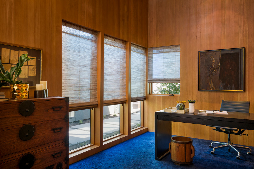 Cette photo montre un bureau asiatique avec un mur marron, moquette et un bureau indépendant.